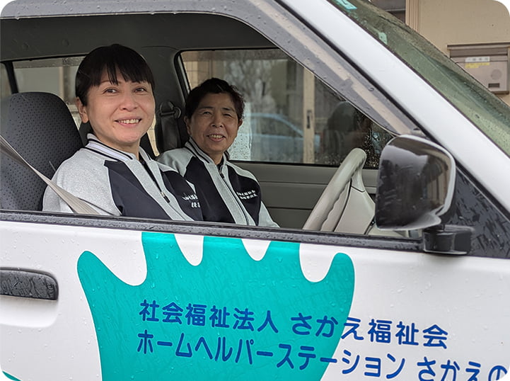 送迎車を運転するスタッフ
