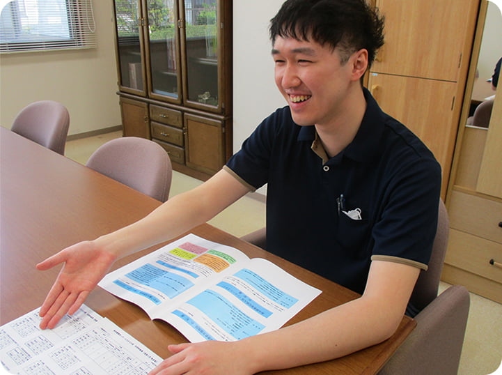 利用者に笑顔で説明するスタッフ