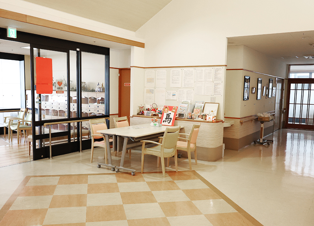 特養・デイサービス共通のエントランスです。ホールも兼ねています。