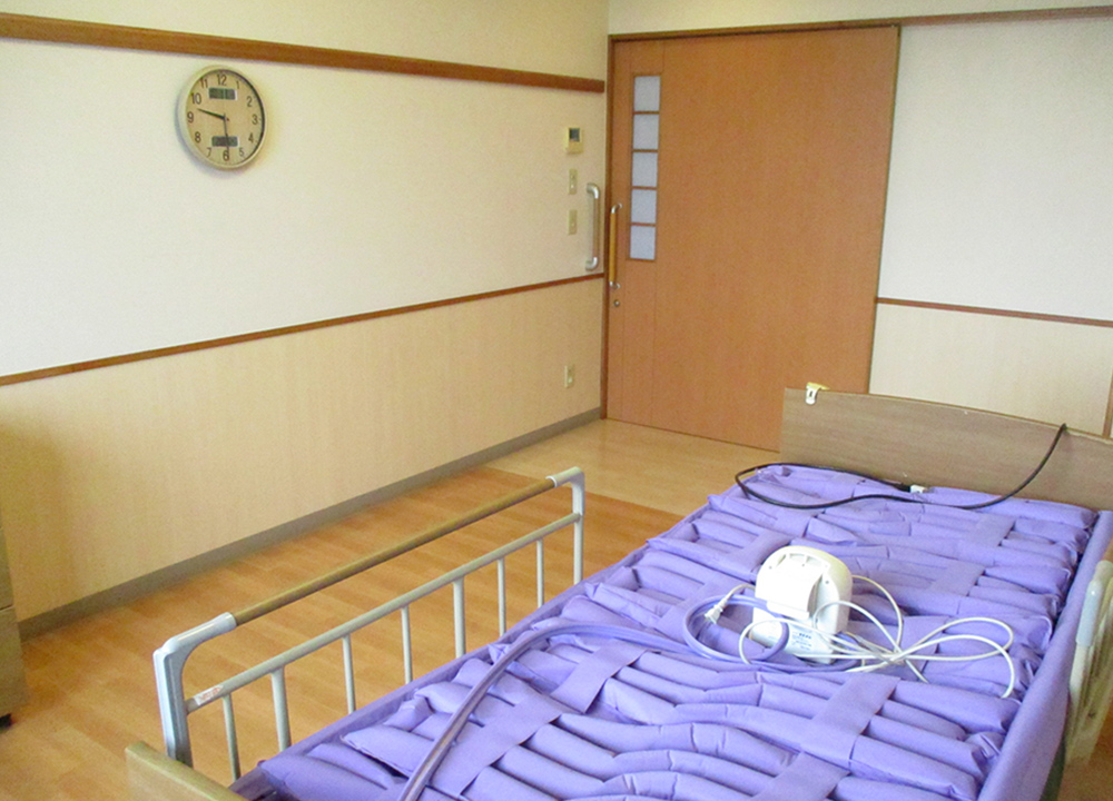 特養の個室を、窓側から見た様子です。入口ドアは段差のないバリアフリーです。