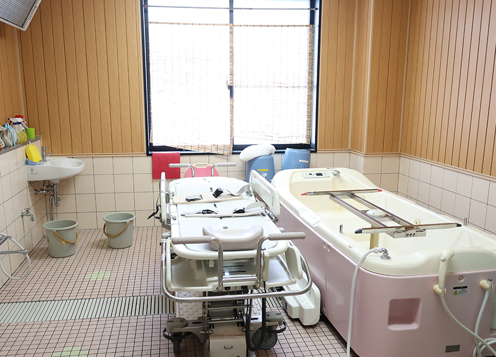 入浴機器は、臥床浴とリフト浴、一般浴を備えています。こちらは臥床浴です。