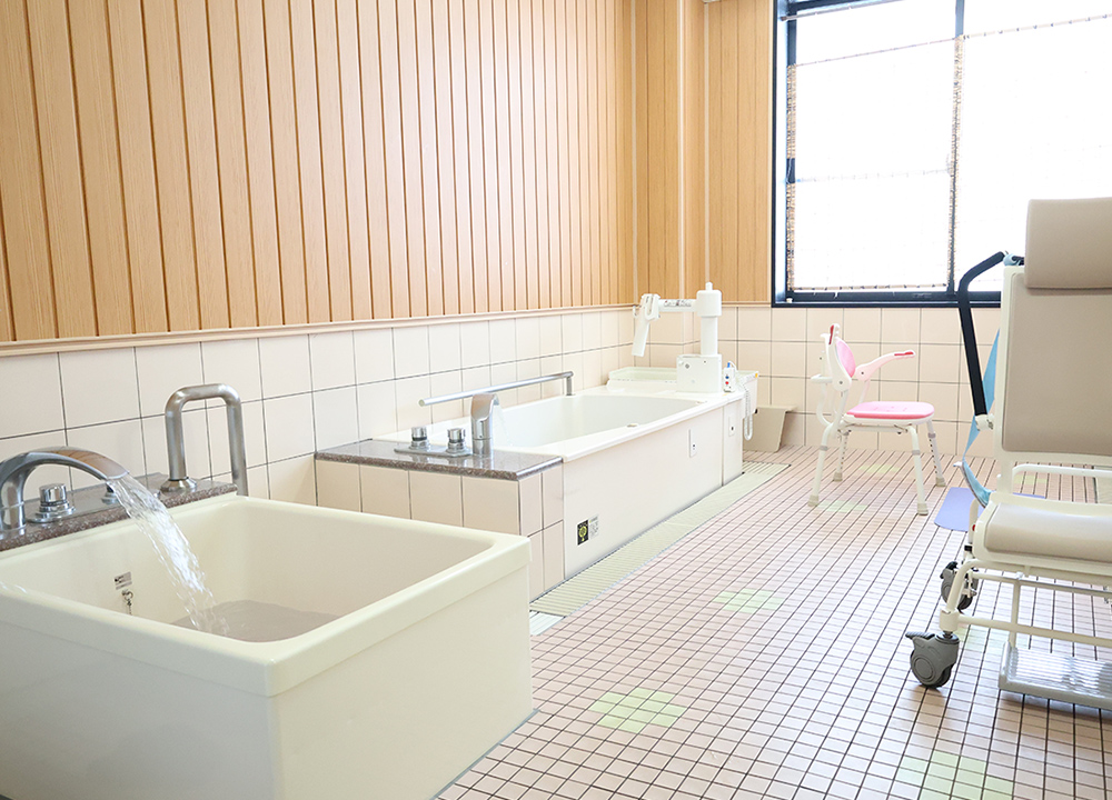 そしてこちらがリフト浴（奥）と一般浴（手前）です。