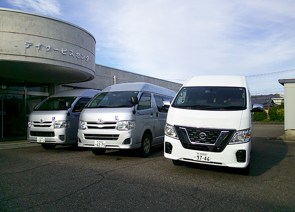 送迎車両は全車リフト付きです。車いすに乗ったままご乗車いただけます。