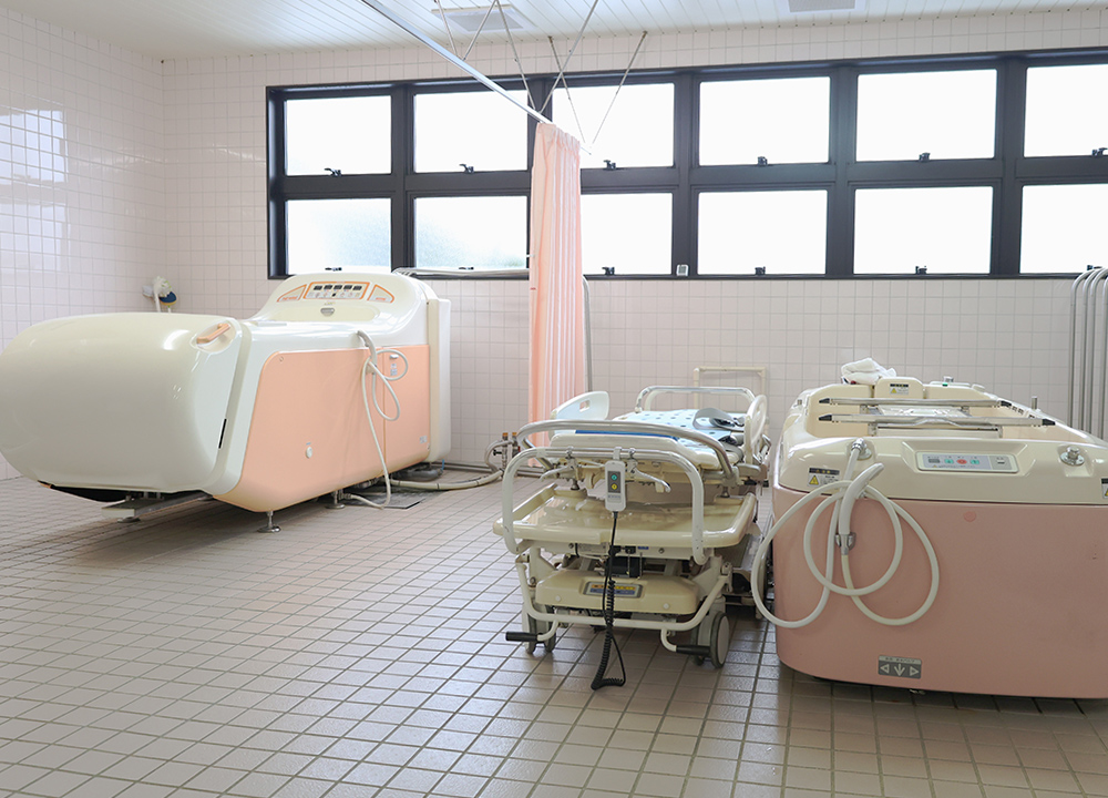入浴機器は、横になって入るタイプと、車いすタイプの2種類をご用意しています。