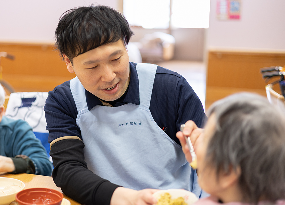 その方のペースに合わせて、食事の介助をいたします。