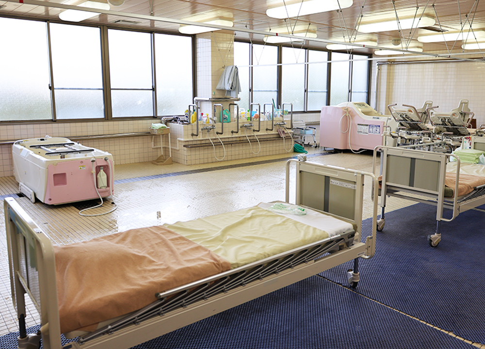 入浴設備は寝浴とチェア浴を備えています。