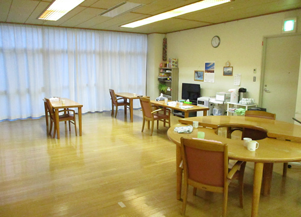 デイルームです。食事やレクリエーションの場になります。