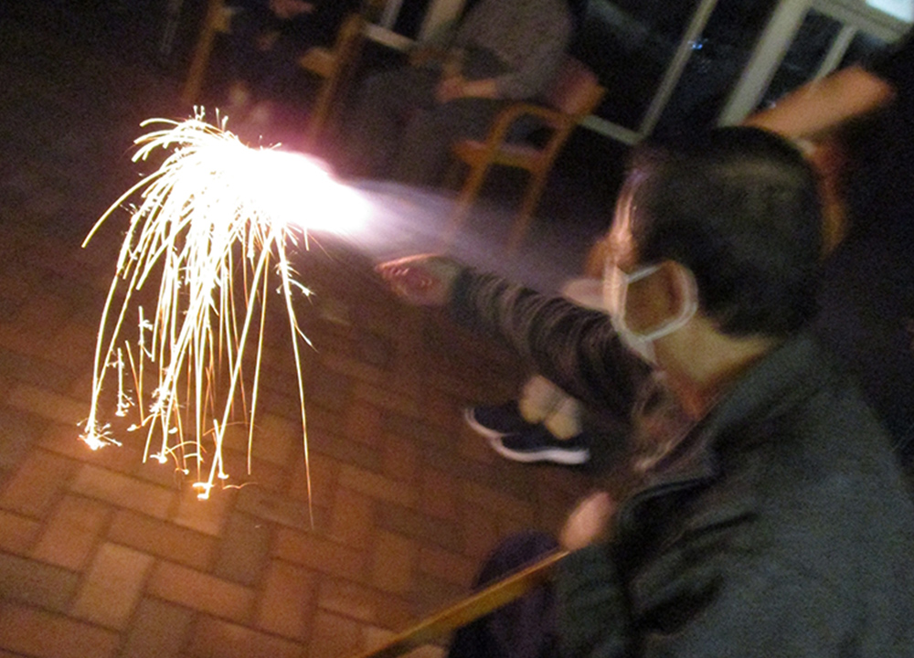 季節の行事です。夏は花火を楽しんでいただいています。