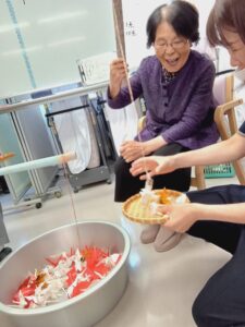 釣って競って大盛り上がり！鶴つりレクリエーション